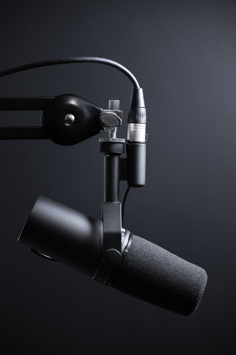 Allestimento microfoni in uno studio podcast